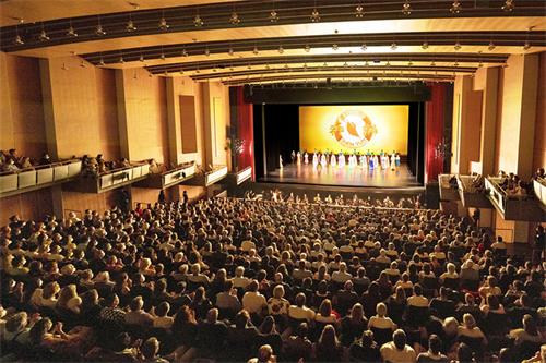 圖5：二零二二年五月十日至十二日，美國神韻世界藝術團在德國曼海姆國家劇院 ─ 歌劇廳上演了四場演出，票房提前售罄。圖為十二日晚演出的現場盛況。（大紀元）