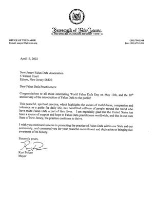 圖2：新澤西州菲爾郎市（Borough of Fair Lawn）市長庫爾特﹒佩盧索（Kurt Peluso）發賀信，祝賀世界法輪大法日。