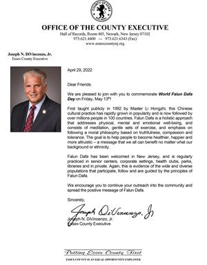 圖10：新澤西州埃塞克斯郡（Essex County Executive）郡長小約瑟夫﹒迪文森佐（Joseph N. DiVincenzo Jr.）發賀信，祝賀世界法輪大法日。