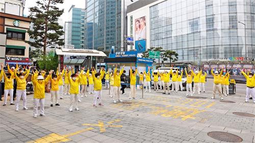 '圖4: 韓國法輪功學員在中使館前集體煉功。'