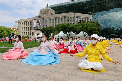 圖2-4：韓國學員五月十三日在首爾廣場集體煉功，舉辦慶祝二十三屆世界法輪大法日暨法輪大法洪傳世界三十週年慶祝活動。