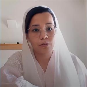 圖1：瑪麗亞姆﹒沙希（Maryam Shahi）曾在一家歐洲媒體公司（Euronews）的阿富汗分部任職記者。圖為她在主持新聞節目時的視頻截圖。