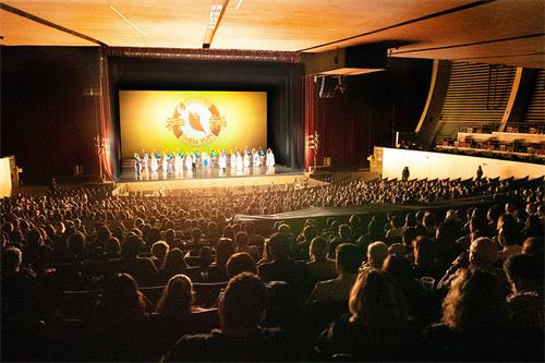 圖3：二零二二年五月二十一日，美國神韻巡迴藝術團在墨西哥蒙特雷Auditorio Pabellón M劇院上演了一日兩場的精彩演出。圖為下午場演出結束時，神韻藝術家向觀眾謝幕。（大紀元）