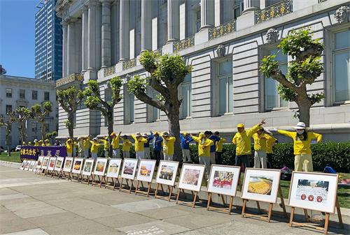 圖1～3：二零二二年五月三日，舊金山灣區部份法輪功學員來到舊金山市政大廳前，以集體煉功、真相圖片展的形式，傳播法輪大法的美好。
