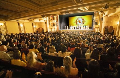 圖4：2022年5月28日（週六），神韻環球藝術團在聖巴巴拉格拉納達劇院一日兩場演出爆滿。圖為當日晚場演出謝幕圖。（大紀元）