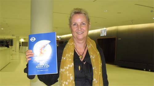 圖11：二零二二年五月二十四日晚，資深記者蘇珊娜﹒舒爾茨（Susanne Schulze）在奧地利布雷根茨節慶劇院（Festspielhaus Bregenz），觀看了美國神韻世界藝術團的演出。（大紀元）