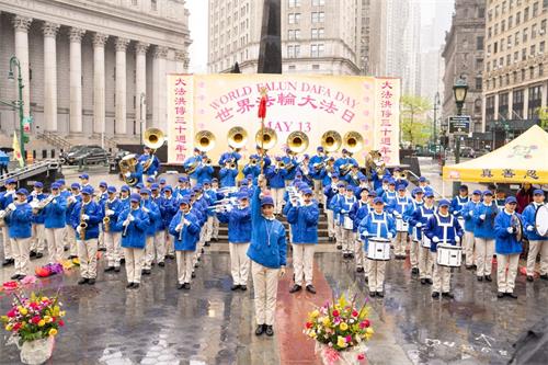 '圖1：二零二二年五月七日，紐約法輪功學員在曼哈頓下城市政廳前的富利廣場（Foley Square）上舉辦活動，慶祝第二十三屆世界法輪大法日暨大法傳世三十週年。'