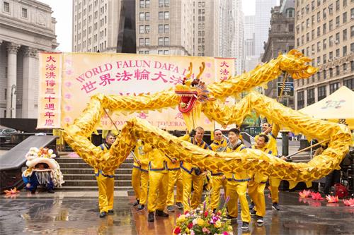 '圖10：舞蹈隊在慶祝活動上表演，舞龍頭的是五十二歲的西人學員斯考特﹒秦（Scott Chinn）'