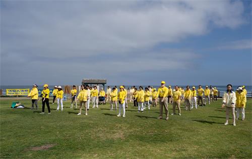 '圖1～2：二零二二年五月七日，聖地亞哥學員在著名景點拉荷雅（La Jolla）海邊集體煉功，慶祝大法洪傳世界三十週年。'