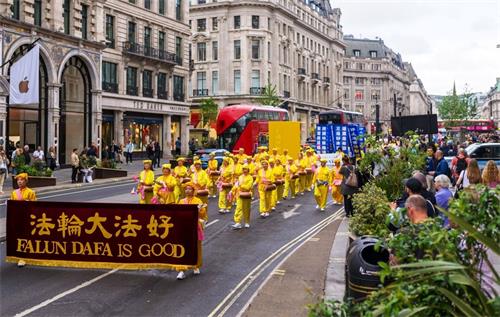 '圖1~4：英國法輪功學員在倫敦市中心遊行，慶祝法輪大法弘傳世界三十週年。'