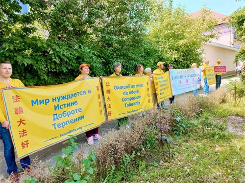 圖5～6：二零二二年五月十三日至十五日，法輪功學員在基希訥烏中國大使館前和平抗議，呼籲停止迫害。