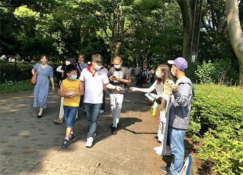 圖1～3: 二零二二年六月四日、五日，日本法輪功學員在東京代代木公園越南慶祝節上，向往來的民眾展示出日語、越南語和中文的真相看板，同時向民眾派發資料。