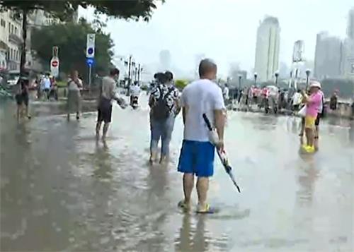 2022年6月15日，廣州中心城區珠江兩岸出現大面積淹水，附近道路嚴重積水。（視頻截圖）