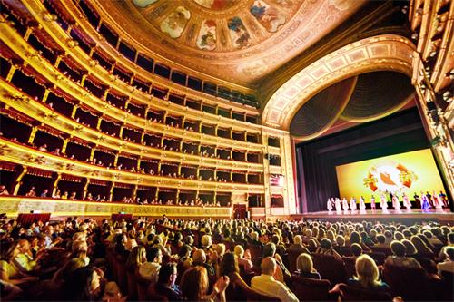圖5：二零二二年六月十五日至十八日，神韻紐約藝術團在意大利巴勒摩馬西莫劇院（Teatro Massimo）的五場演出場場爆滿。圖為六月十八日的演出。（大紀元）