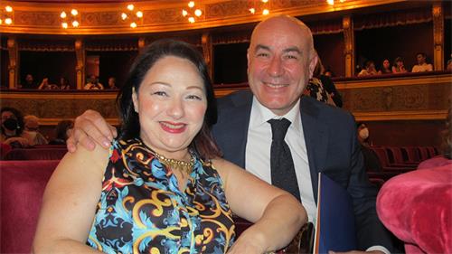 圖11：二零二二年六月十七日晚，藝術家塞蒂娜﹒卡拉裏（Cettina Callari）與丈夫Giuseppe Di Martino一同觀看了神韻紐約藝術團在巴勒摩馬西莫劇院的第三場演出。（大紀元）