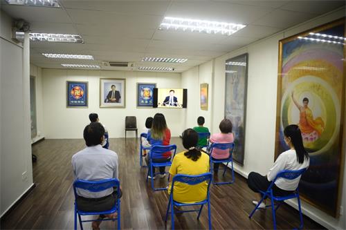 圖1：新學員們觀看法輪大法創始人李洪志先生的講法錄像。
