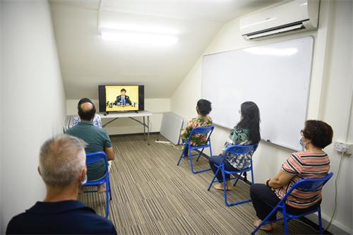 圖2：參加英文班的新學員們觀看法輪大法創始人李洪志先生的講法錄像。