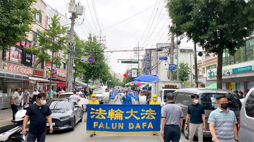 '圖1～3：二零二二年六月十九日法輪功學員組成的天國樂團在韓國最大的華人城市安山市舉行遊行活動。'