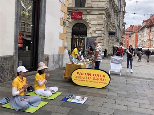 '圖1～5：2、3：六月二十五日，學員們在格拉茨（Graz）舉辦了信息日活動'