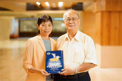 圖4：二零二二年六月十七日晚，國寶級聲樂家黃南海與妻子觀賞神韻國際藝術團在台南文化中心演藝廳的演出。