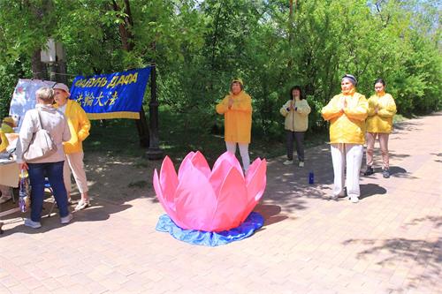 '圖1：二零二二年五月二十九日，俄羅斯部份法輪功學員參加了安加爾斯克市城市日慶祝活動，向人們介紹法輪功。'