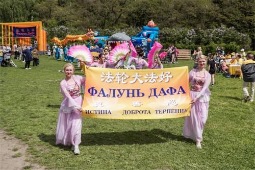 圖1：二零二二年六月四日，法輪功學員在莫斯科市比爾尤利沃植物園（Biruliovsky）舉辦活動，向民眾介紹法輪大法的美好。