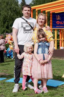 圖8：葉卡捷琳娜和維克多帶著女兒瑪莎和薩莎來植物園遊玩，看到法輪功學員的活動，她說：「這樣的活動在公園裏舉行，很好。」
