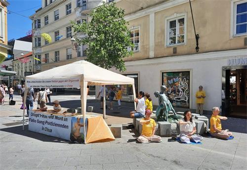 圖1：二零二二年六月四日，法輪功學員在奧地利東部城市聖珀爾滕（St.Pölten）舉辦信息日活動，向民眾介紹法輪功的真相。