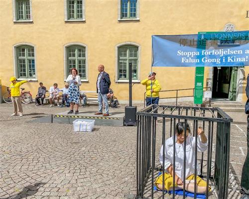 '圖2：瑞典國會議員洛塔﹒約翰松﹒福拿爾維（Lotta Johnsson Fornarve）來到法輪功學員的展位，聲援法輪功學員反迫害並發表演講。'