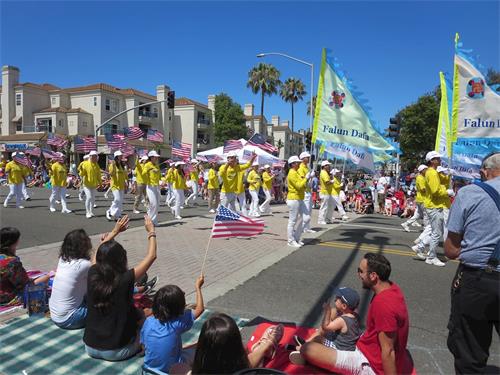 '圖1～4：二零二二年七月四日，南加州法輪功學員參加了杭廷頓海灘市（Huntington Beach）美國獨立日遊行。'