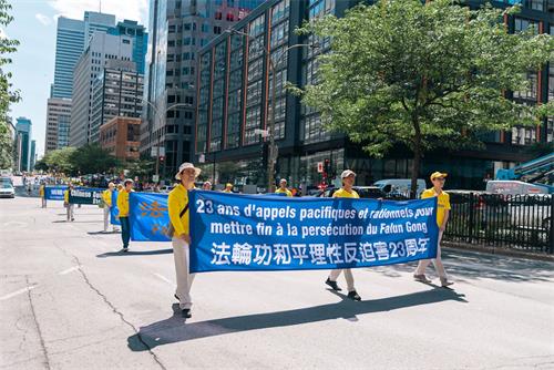 '圖1：2022年7月9日，加拿大魁北克部份法輪功學員在蒙特利爾市中心舉行反迫害23週年大遊行。'