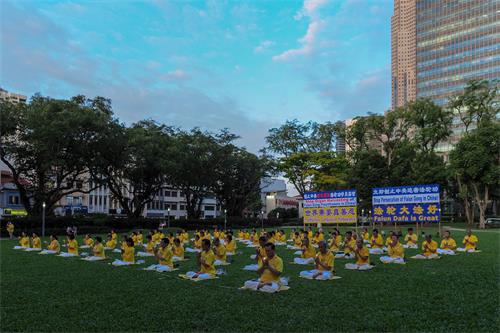 圖11：夜幕降臨時，學員們點亮燭光，默默悼念二十三年來為堅守正信被迫害致死的中國法輪功學員。