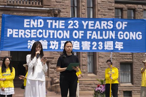 圖11：法輪功學員王小玉（左）要為去年被中共非法判刑8年的法輪功學員許娜發聲。