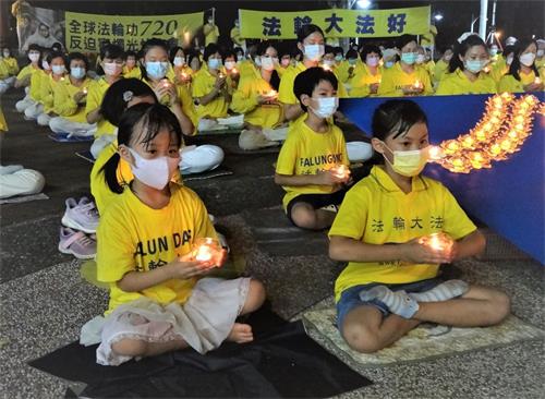 '圖1～3：7月16日晚間，屏東部份法輪功學員手捧燭光，神情莊嚴、肅穆，追悼被中共迫害致死的中國大陸的同修。'