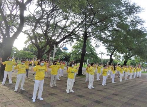 '圖4～6：7月16日下午，台灣屏東法輪功學員身穿黃色衣衫、白色長褲，向過往民眾展示功法。'