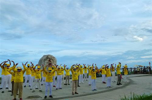 圖2：二零二二年七月十六日晚，台東法輪功學員在海濱公園舉辦反迫害二十三週年的燭光悼念活動。圖為學員們在集體煉功。
