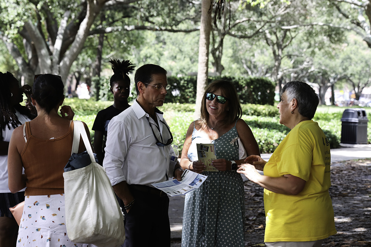 圖1～4：部份佛羅里達法輪功學員聖彼得堡市中心的公園傳播真相，很多民眾駐足和法輪功學員交談，了解真相