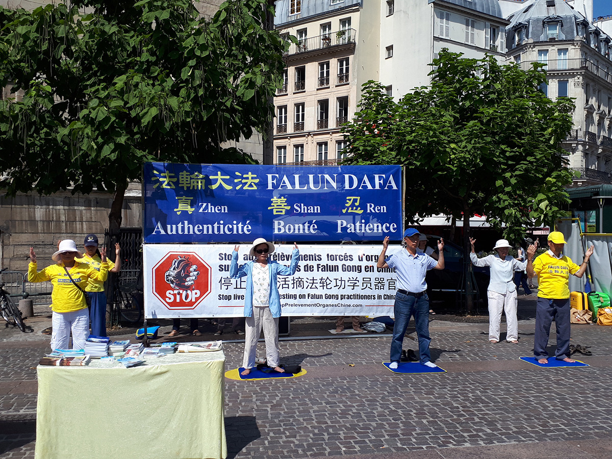 圖7～8：七月十七日，法輪功學員在巴黎市中心夏特蕾（Châtelet）街區進行煉功集會活動