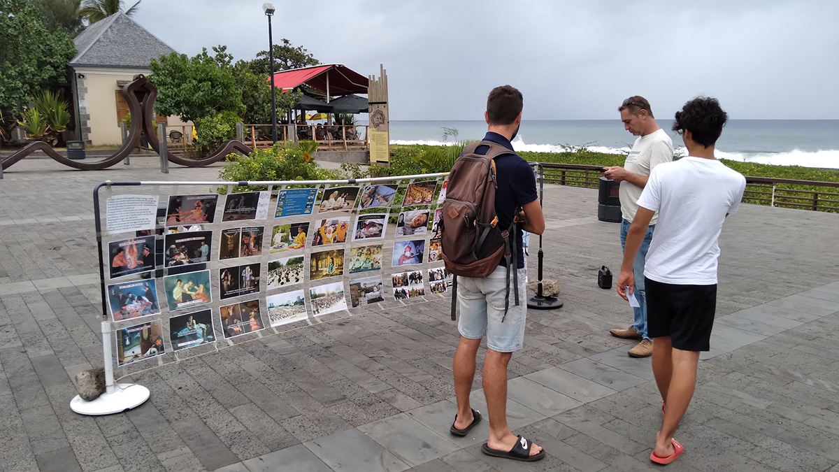 圖9～11：法輪功學員在法國海外省留尼旺島（La Réunion）的聖保羅（Saint-Paul）港口傳播真相