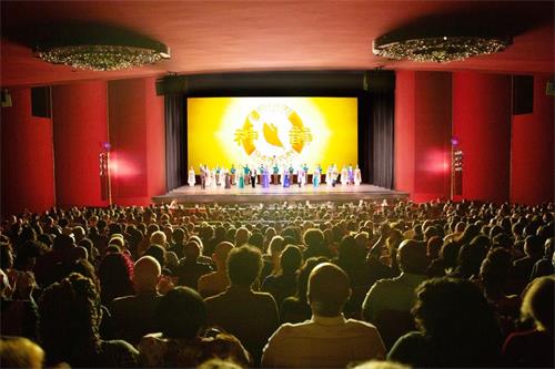 '圖1：二零二二年七月十五日，神韻紐約藝術團重返美國華盛頓DC肯尼迪藝術中心歌劇院，為觀眾帶來四場演出。圖為七月十五日演出謝幕。'