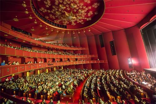 '圖2：二零二二年七月十七日下午，神韻紐約藝術團2021-2022演出季最後一場演出在美國華盛頓DC肯尼迪藝術中心歌劇院圓滿結束。'