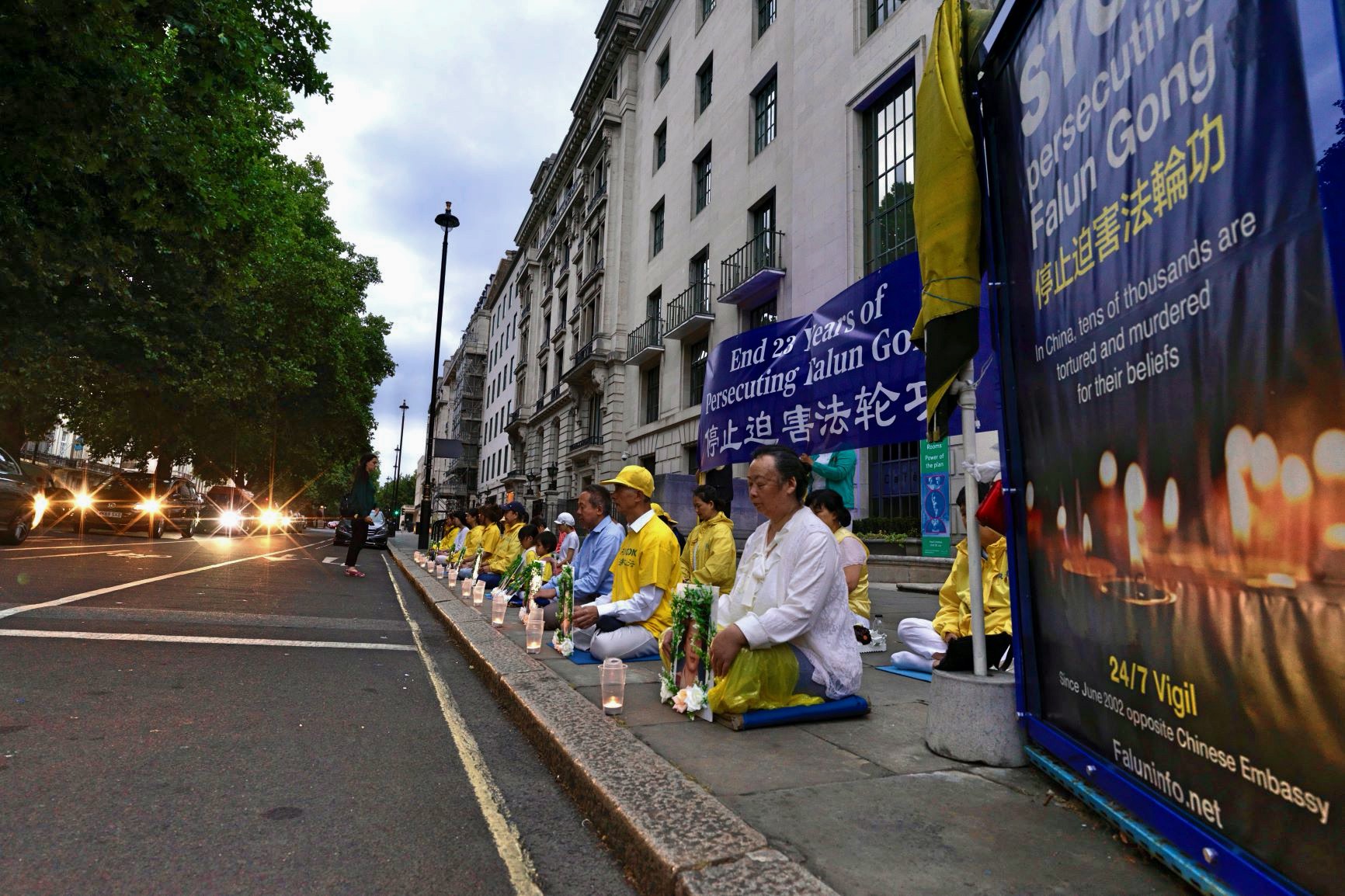 圖1～3：法輪功學員倫敦中使館前燭光夜悼反迫害