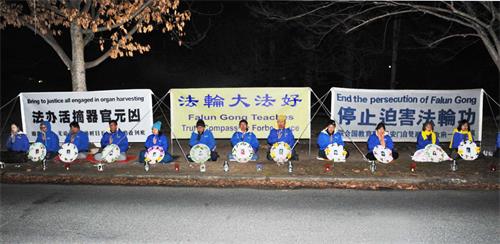 圖4：法輪功學員在中使館前燭光夜悼，呼籲制止迫害。