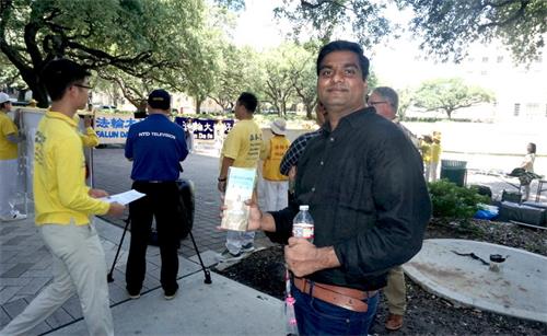 圖10: 7月20日（週三），Sreekanth Nagapanti參加休斯頓法輪功學員在市政府大廈前舉行的集會。