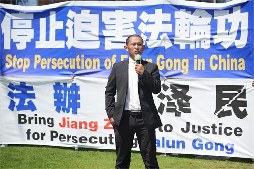 '圖12：二零二二年七月十七日，中國民主黨青年部執行長界立建在洛杉磯七﹒二零反迫害集會上發言。'