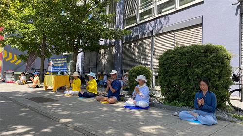 '圖7：二零二二年七月二十日，法輪功學員在慕尼黑中領館前和平抗議'