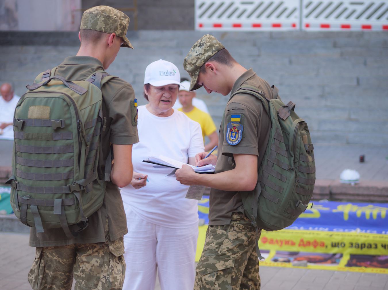 '圖4：基輔市軍人簽名聲援法輪功'