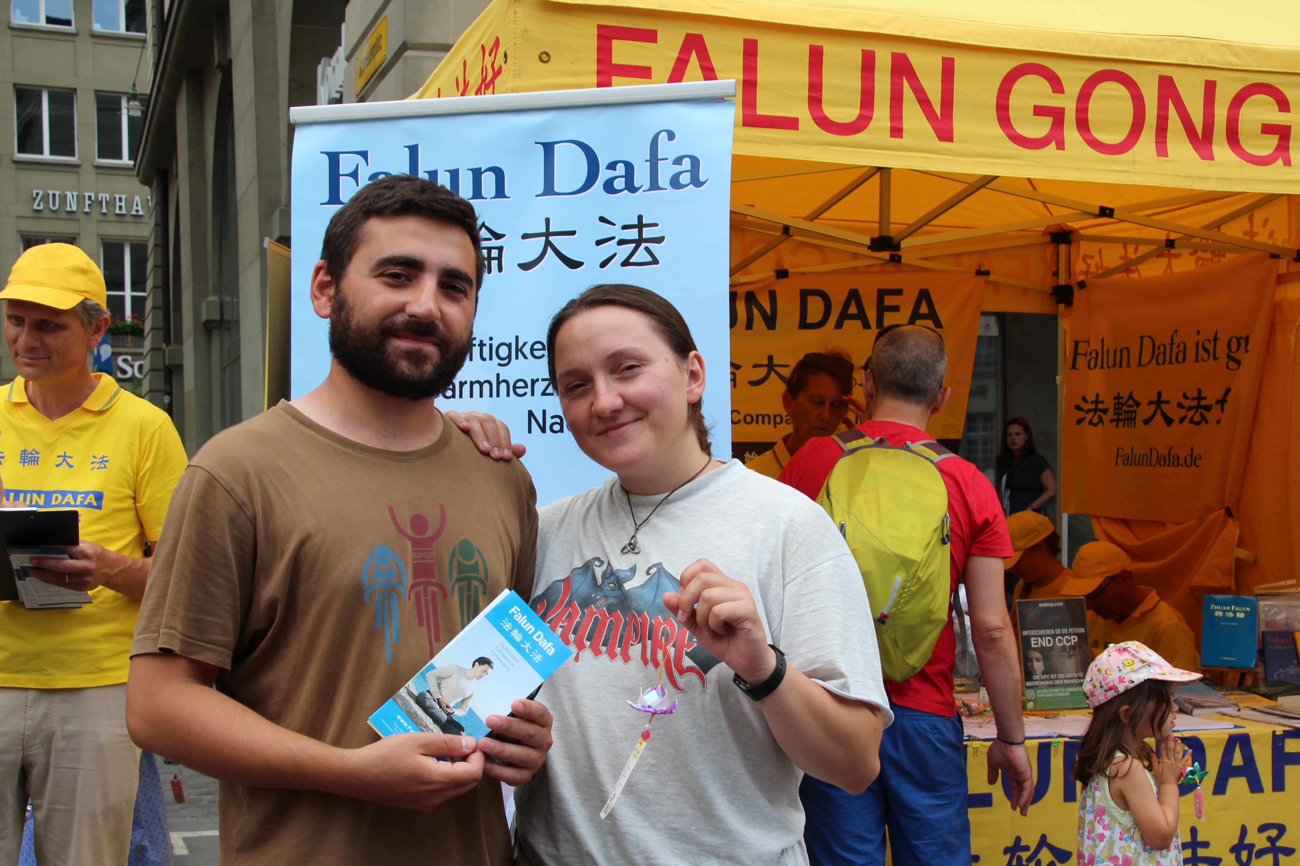 圖8：伊利亞﹒古拉什瓦（Ilia Guluashva）和太太正在歐洲旅行，他們希望能幫助讓更多人簽名支持法輪功學員