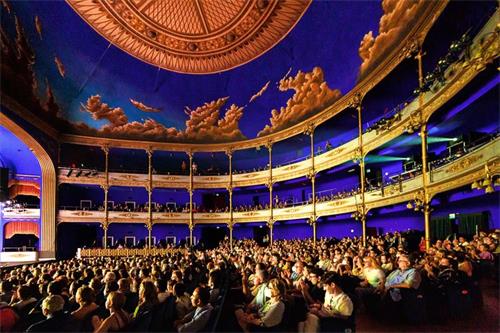 '圖1：二零二二年六月二十八日至三十日，美國神韻紐約藝術團在此次歐洲巡迴演出的最後一站──意大利的裏雅斯特Politeama Rossetti劇院，上演了三場演出。場場爆滿。圖為三十日晚演出的盛況。（大紀元）'