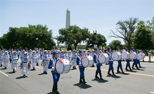 '圖1～5：二零二二年七月四日，法輪功學員參加在美國首都華盛頓舉行的獨立日遊行。'